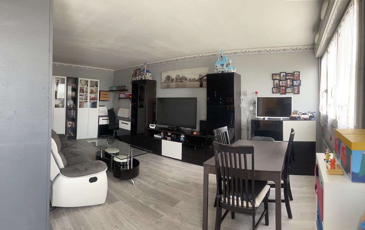 Remise des clés après une transaction immobilière réussie avec RHIMMO